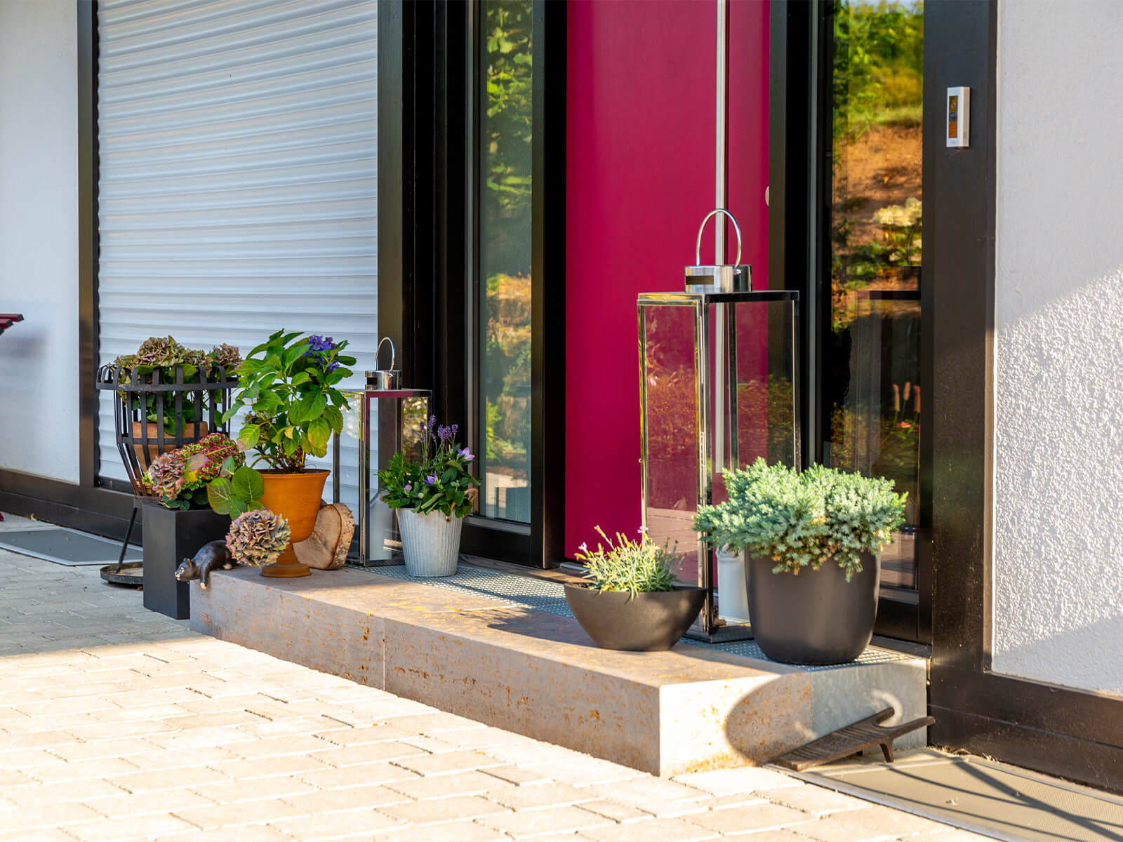 Blick auf Terrassentür mit schönen Stufen und Pflanzen