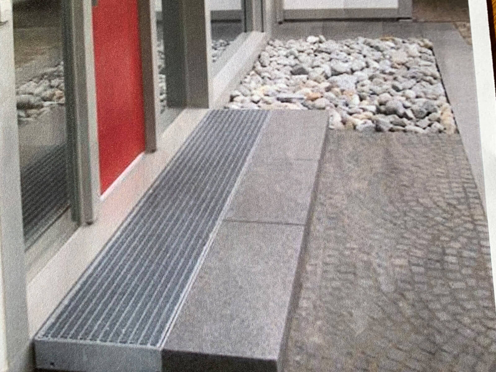 Terrassentür mit schlichten grauen Stufen