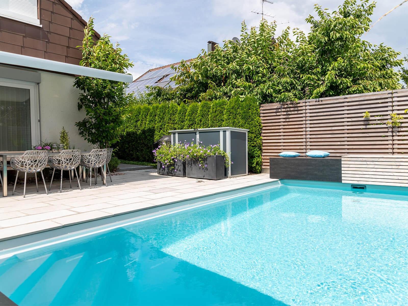 Ein Pool glitzert im Sonnenlicht