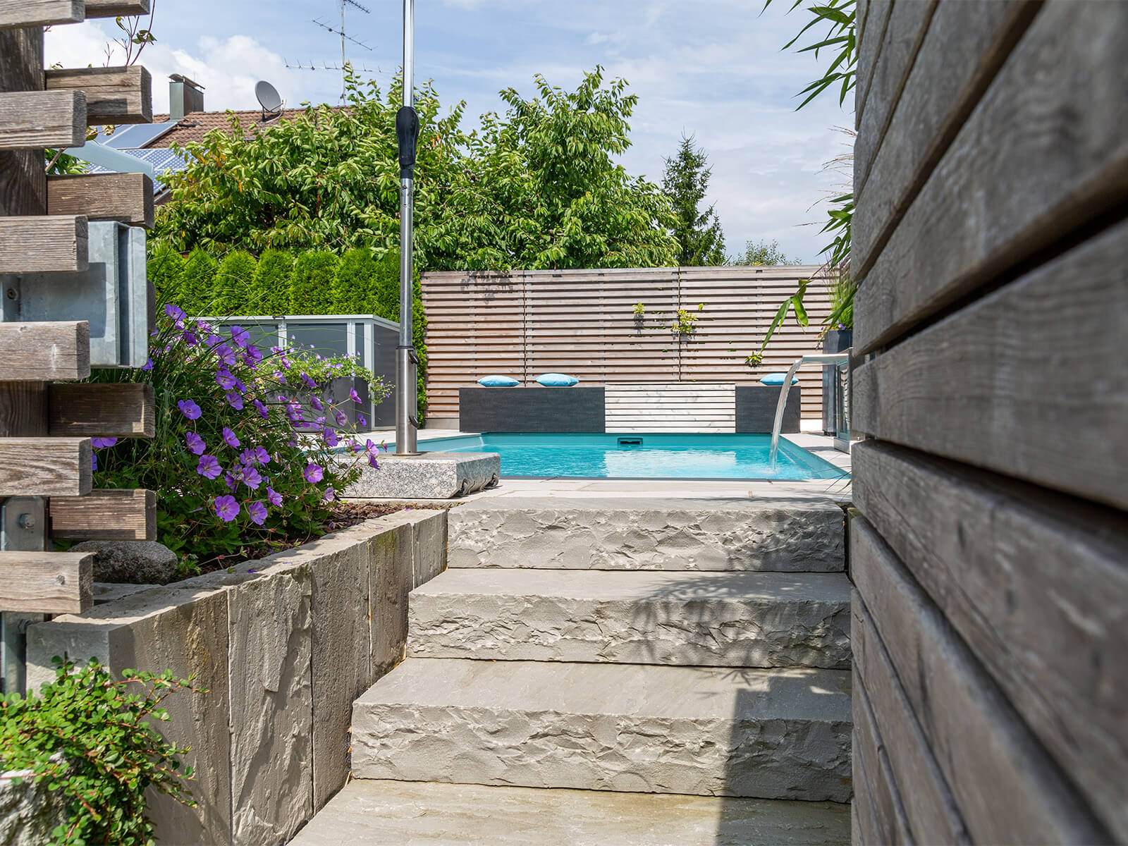 Nahaufnahme von Treppenstufen die zu einem Pool hochführen