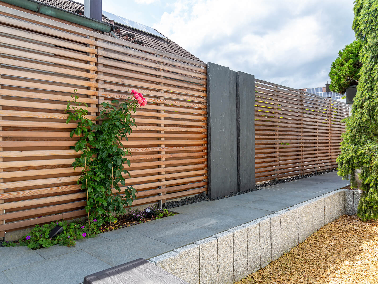 Nahaufnahme eines Blickdichten Zauns