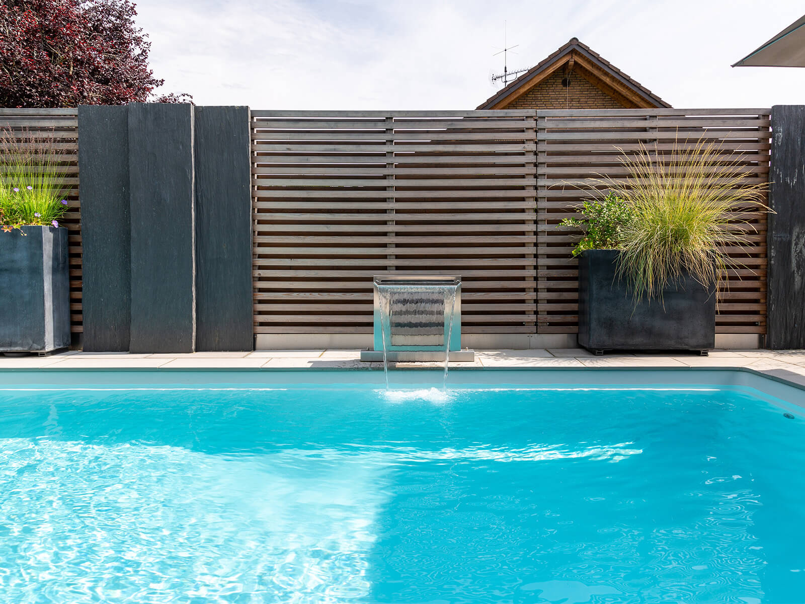 Nahaufnahme einer Fontäne die Wasser in einen Pool speit
