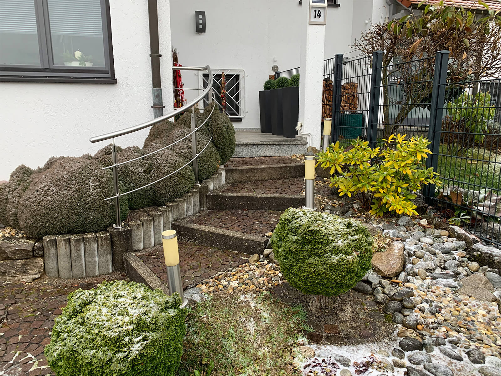 Eingangsbereich mit schlichten Beeten