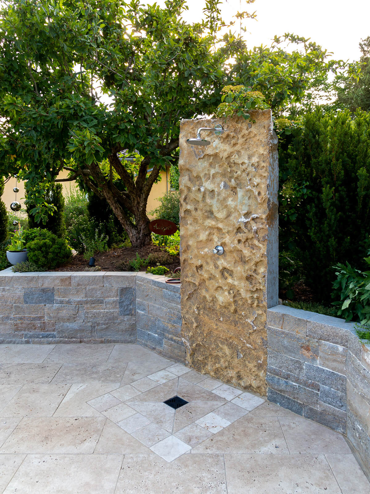 Outdoor Dusche aus schönem Stein